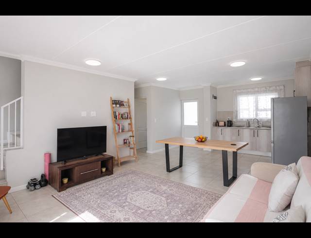 3 BEDROOM TOWNHOUSE TO LET IN SUNNINGDALE